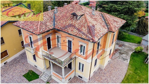 Foto Villa unifamiliare in VIA ROMA, Eupilio di 540 m² con 10 locali
