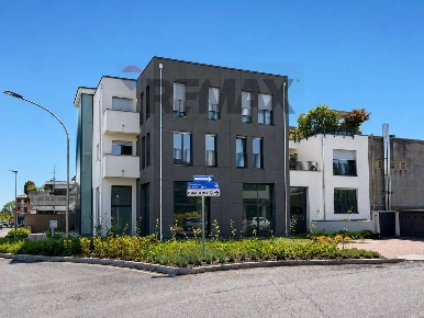 Foto Ufficio a Meda di 79 m² con 1 locali in affitto