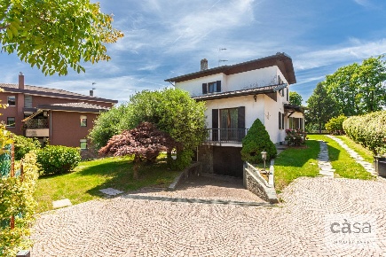 Foto Villa unifamiliare in Via Santa Maria Maddalena 83, Varese di 268 m²