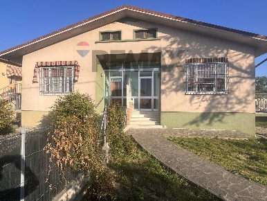 Foto Case semi ndipendenti in Via Milazzo 91, Sermide e Felonica di 217 m²