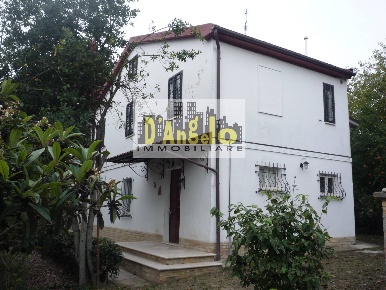 Foto Casa indipendente a Castignano di 160 m² con 7 locali in vendita