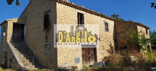 Foto Casa indipendente in Strada Provinciale 17, Castignano di 200 m²