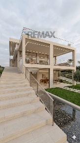 Foto Villa unifamiliare in via Sulsenti, Pozzallo di 427 m² con 15 locali