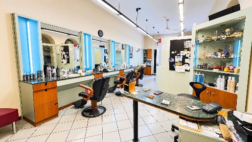 Foto Negozio in Via Mazzini 79, Vimercate Semicentro di 62 m² con 1 locali