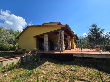 Foto Villa unifamiliare a Loro Ciuffenna di 260 m² con 9 locali in vendita