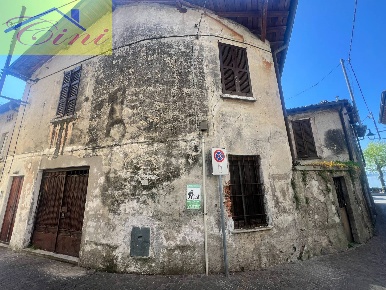 Foto Case semi ndipendenti in VIA GIUSEPPE GARIBALDI, Pusiano di 240 m²