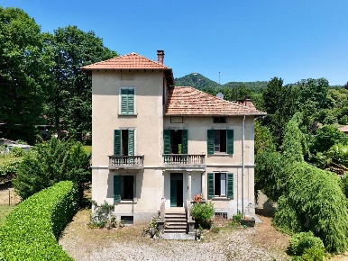 Foto Villa unifamiliare in Via Giuseppe Pozzi 17, Casciago Centro di 500 m²