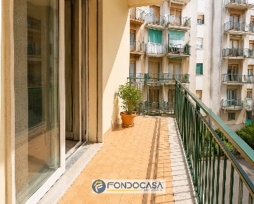 Foto Appartamento in Via Raffaele Mauri, Salerno di 93 m² con 4 locali
