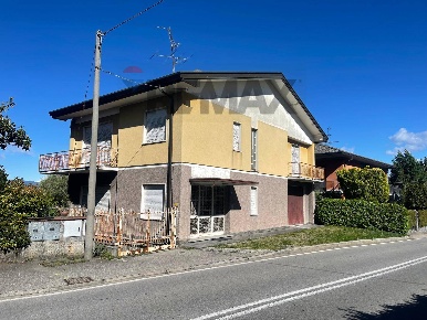 Foto Villa unifamiliare in Via dello Sport 3, Gavirate Centro di 350 m²