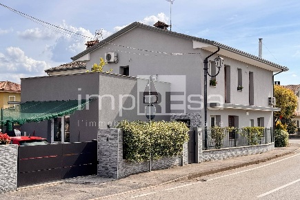 Foto Case semi ndipendenti in VIA TRENTO 39, Paese Padernello di 233 m²