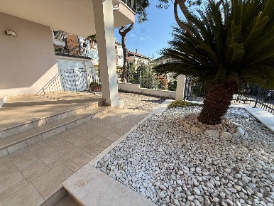 Foto Appartamento in Via U. Giordano, Fermo Centro di 167 m² con 9 locali