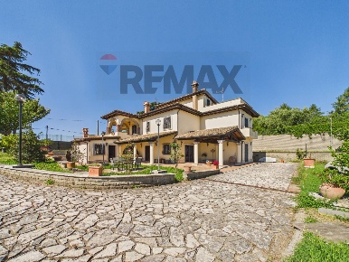 Foto Villa unifamiliare in VIA DELLA MERLUZZA 150, Roma Cesano di 300 m²