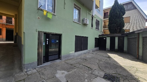 Foto Negozio in Via Francesco Rismondo 29, Milano Baggio di 100 m²