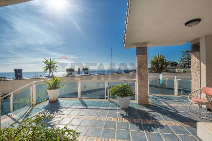 Foto Villa unifamiliare a Aci Castello Centro di 490 m² con 14 locali
