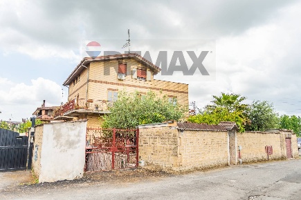 Foto Appartamento in Via Poggio Fiorito 8, Guidonia Montecelio di 556 m²