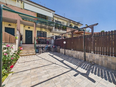Foto Villa a schiera in Via Silvio Serra 87, Roma Casalotti di 86 m²