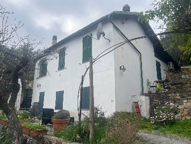 Foto Villa unifamiliare a Imperia Oneglia di 131 m² con 7 locali in vendita