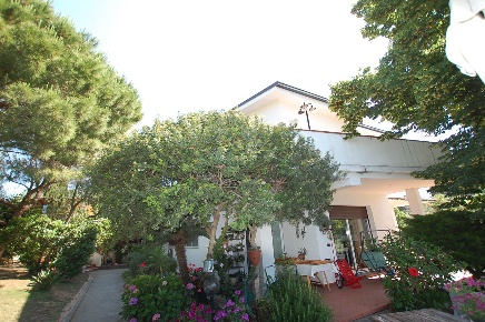Foto Villa unifamiliare a Imperia Porto Maurizio di 366 m² con 15 locali