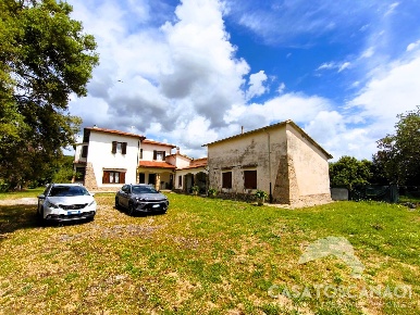Foto Rustico a Roccastrada di 388 m² con 20 locali in vendita