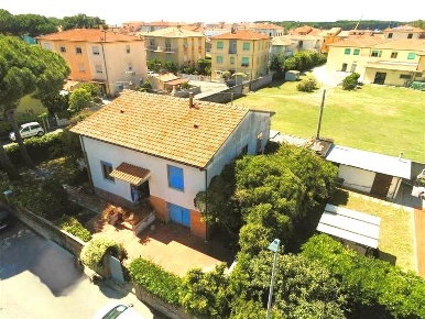 Foto Villa unifamiliare a Cecina Marina di Cecina di 186 m² con 10 locali
