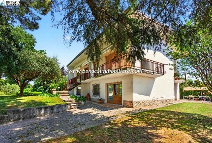 Foto Villa unifamiliare in via Pastrengo, Bussolengo di 142 m² con 8 locali