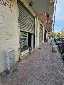 Foto Negozio a Salerno Torrione di 100 m² con 3 locali in affitto