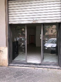 Foto Negozio in VIA GIOVAN BATTISTA AMENDOLA 104, Salerno di 45 m²