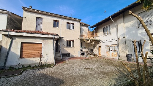 Foto Rustico in Via Marziani, Gambarana Centro di 350 m² con 6 locali