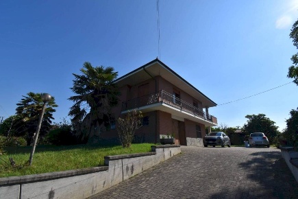Foto Villa unifamiliare in via Serra Cora, Monale di 206 m² con 7 locali