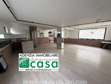 Foto Locale commerciale in via Calabria, Caltanissetta di 200 m² in affitto