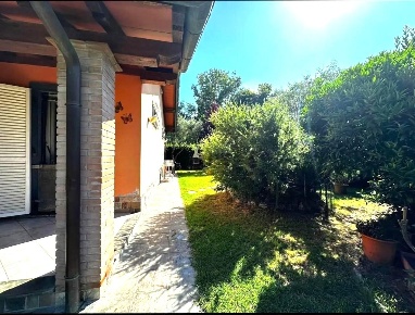 Foto Villa bifamiliare a Massa Ronchi - Poveromo di 85 m² con 3 locali