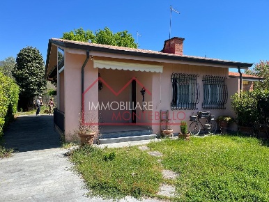 Foto Villa bifamiliare a Forte dei Marmi Vittoria Apuana di 94 m²