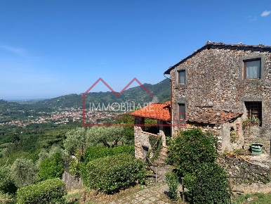 Foto Rustico a Camaiore Camaiore Paese di 150 m² con 5 locali in vendita