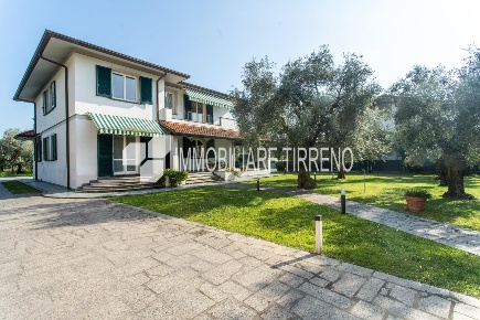 Foto Villa unifamiliare a Massa Centro di 285 m² con 8 locali in vendita