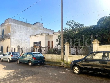 Foto Villa a schiera in VIA VERDI 0, Alezio di 390 m² con 8 locali