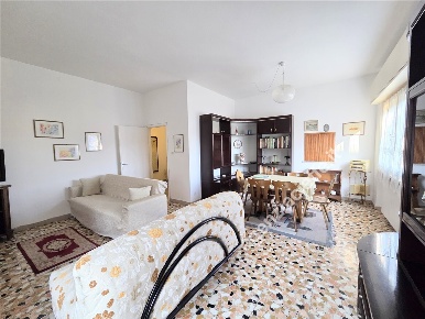 Foto Appartamento a Massa Marina di Massa Centro di 120 m² con 6 locali
