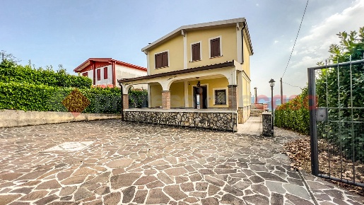 Foto Villa singola in Via Circonvallazione Cerano 24, Torre Cajetani