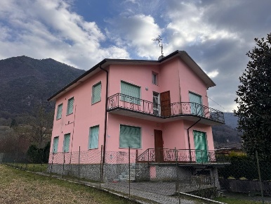 Foto Villa singola in Via Provinciale 10, Idro Crone di 260 m² con 8 locali