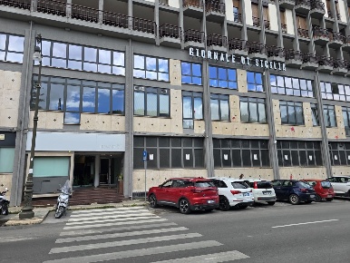 Foto Ufficio in Via Lincoln 21, Palermo Kalsa di 250 m² con 9 locali