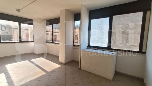 Foto Ufficio in Corso GARIBALDI snc, Orte Orte Scalo di 100 m² con 2 locali