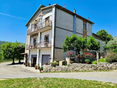 Foto Appartamento a Amelia Macchie di 300 m² con 6 locali in vendita