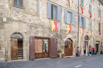 Foto Appartamento in Via Vantaggi 3, Gubbio Centro di 115 m² con 5 locali