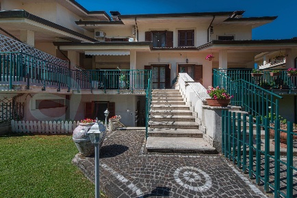 Foto Villa a schiera in Via Valle 36, Arce Centro di 270 m² con 10 locali