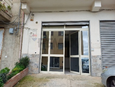 Foto Attività commerciale in via Pier Santi Mattarella 30, Favara di 150 m²