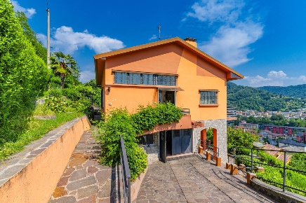 Foto Casa indipendente in via Piazzo 48, Nembro di 150 m² con 4 locali