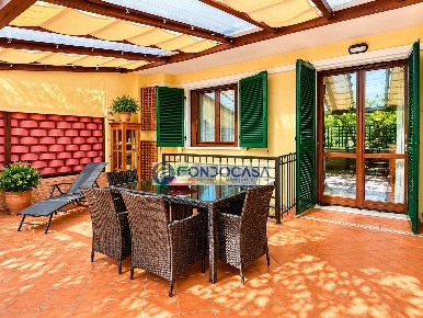 Foto Villa a schiera in via spondarella, Carrara di 220 m² con 6 locali