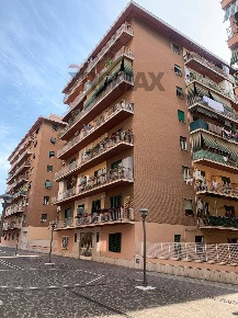 Foto Appartamento in Via Papiria 70B, Roma Cinecittà di 106 m² con 3 locali