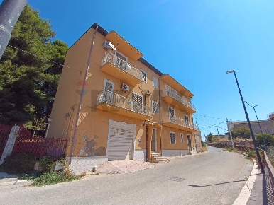 Foto Case semi ndipendenti in Don Giuseppe Arcieri 4, Favara di 250 m²