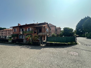 Foto Appartamento in via comolli 16, Arcisate Centro di 115 m² con 3 locali