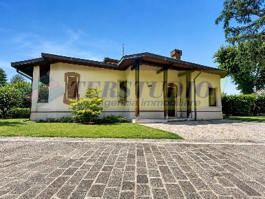 Foto Villa unifamiliare in Via Alcide de Gasperi snc, Presezzo di 500 m²